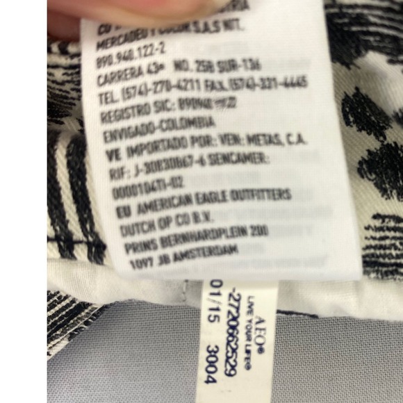 American Eagle Midi Shorts Women's 4 Black White Geometric Tribal Print Stretch - Picture 7 of 7
